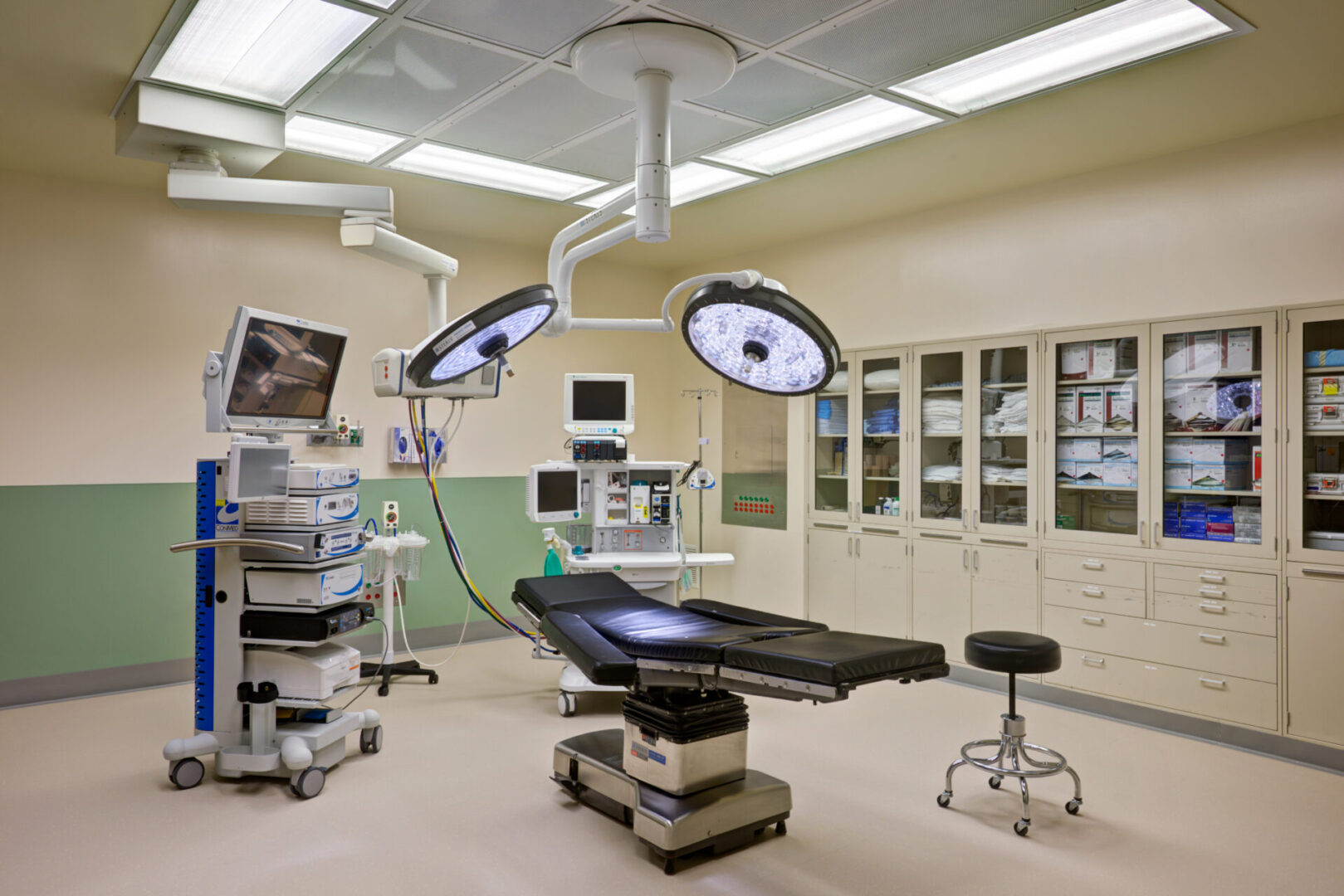 A room with several different types of medical equipment.
